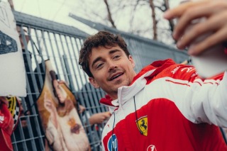 Ferrari - Szabályosan megőrülnek Leclerc-ért Monacóban - videón a jelenet