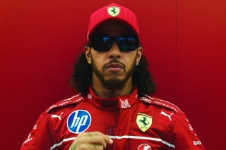 Ferrari - Hamilton történelmi sorozatot épít a Ferrarinál