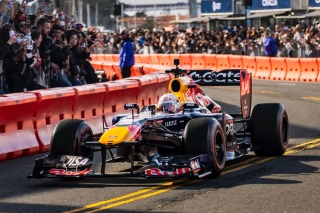 Red Bull Racing - Videón a pillanat: átugratott a Ford Dakar-szörnye a Red Bull F1-es autója felett