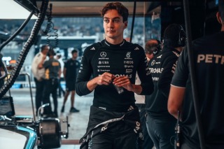 Mercedes - Luxushajóról figyelte George Russell Max Verstappent a 24 órás versenyről