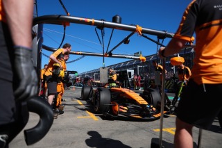 McLaren - Technikai gondok után biztató tempót mutatott a McLaren pénteken Melbourne-ben