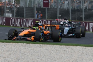 Mercedes - A Mercedes mattot adott a saját vevőinek: értetlenül állnak a gyári csapat fölénye előtt