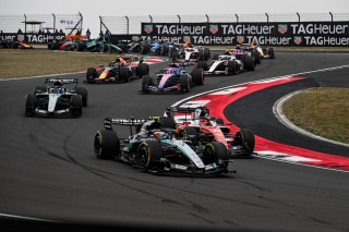 Antonelli megszerezte élete első győzelmét Kínában, Hamilton dobogós a Ferrarival