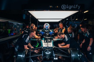 Mercedes - Videón Antonelli drámai kiesése Barcelonában – óriási ajándékot kapott Russell