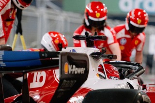 Ferrari - Hamilton nem viccel, utol akarja érni Antonellit a vb harcban