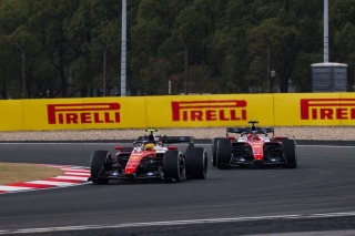 Ferrari - Videón, ahogyan a két Ferrari állva hagyja Antonellit a Brit Nagydíj rajtjánál