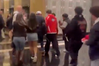 Ferrari - Tömeg fogadta a pilótákat Melbourne-ben, Leclerc-nek menekülnie kellett (videó)