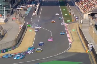 Súlyos baleset történt Sanghajban a Porsche Carrera Cup Asia szezonnyitóján (videó)