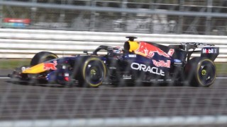 Red Bull Racing - Nem Ferrari-másolat, mégis feltűnően hasonlít – ezért kavart port a Red Bull új hátsó szárnya (videó)