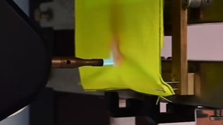 Így vizsgálják 1000 fokon az F1-es pilóták overáljait (videó)