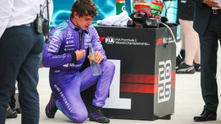 Mercedes - Megható pillanatok Miamiban: Alex Zanardinak ajánlotta a győzelmét Kimi Antonelli