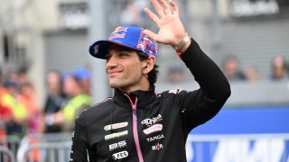 Nagyot bukott, agyrázkódást szenvedett, majd módosításokat követelt a MotoGP sztárja (videó)