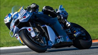 Megdöbbentő közeli fotón Alex Márquez elemeire tört motorja