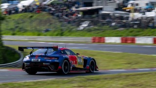 Red Bull Racing - Kínos pillanat Goodwoodban, kis híján falhoz vágta Verstappen autóját a Red Bull juniorja