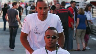 Ferrari - Kerekesszékből a versenypályára, érzelmes vallomást tett Hamilton öccse