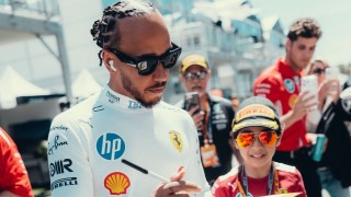 Ferrari - Egészen váratlan aláírással lepték meg Lewis Hamiltont Monacóban (videó)
