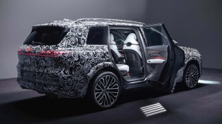 Az Audi megmutatta a Q9 belsejét, hatalmas térrel és trükkös üvegtetővel érkezik