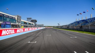 Kettős Ducati-uralom a Balaton Parkban, fekete zászló a nyitányon