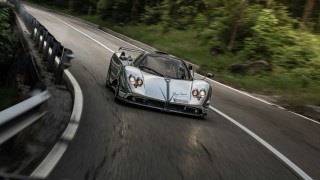 Aston Martin - Járókelők tolták el Fernando Alonso 10 millió eurós autóját