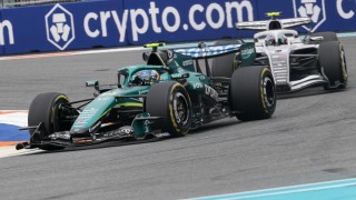 Aston Martin - Frusztrált rádióüzenet Miamiban: Alonsót a saját csapata hátráltatta az előzésben