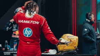 Ferrari - Hamilton 0,1 km/órával lépte túl a megengedett sebességhatárt a Magyar Nagydíjon, mégis megbüntették