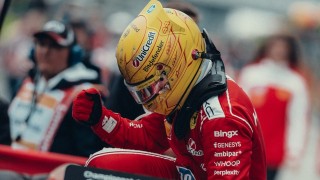 Ferrari - Lewis Hamilton már idén bajnok lenne a Ferrarival - meg akarja előzni Antonellit