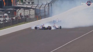 Szertefoszlott a történelmi álom, nagy balesettel indult az Indy 500 (videó)