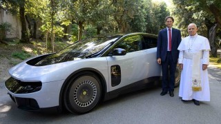 Ferrari - Elkann a pápához is elvitte az új Ferrarit, de annak megítélésén ez sem segített