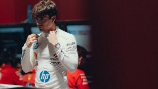 Ferrari - Leclerc tempója eltűnt, Hamilton már látványosan ellépett a Ferrarinál