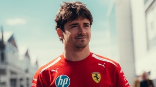 Ferrari - Ilyen laza szettben is ritkán látni Charles Leclerc-t - a felesége pedig kivételes szépség