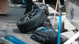 Egészen döbbenetes ralis bukást vettek videóra – rommá tört az autó