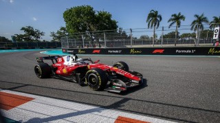 Ferrari - Összeomlott a Ferrari a legfontosabb pillanatban, Hamilton értetlenül áll az események előtt