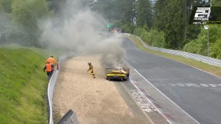 Ez a verseny nem kegyelmez: az utolsó körben borult lángba egy Porsche a Nürburgringi 24 óráson (videó)