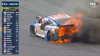 Hatalmas dráma a NASCAR-ban – lángoló autóból menekült a versenyző (videó)