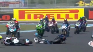 Videón a balatoni Supoerpole nagy bukása, ami után kórházba kellett szállítani a BMW motorosát