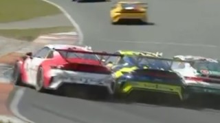 Hatalmas baleset a versenyen – egyszerre két Porsche csapódott be (videó)