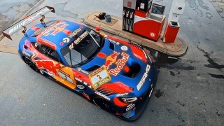 Verstappen versenyautóval gurult be a benzinkútra – ivott egy Red Bullt, majd továbbhajtott