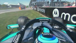 Mercedes - Videón, ahogyan Russell falnak rakja a Mercedest a Kanadai Nagydíj szabadedzésén