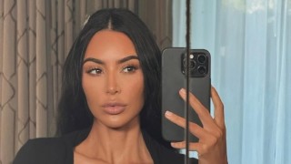 Luxus és sztárparádé Monacóban - esernyőkkel óvták Kim Kardashiant