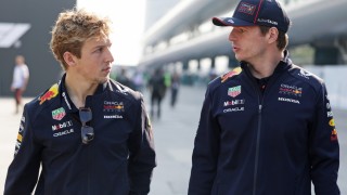 Red Bull Racing - Fájó Red Bull-csapás után sietett Liam Lawson segítségére Max Verstappen