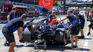 Red Bull Racing - Versenyt fut az idővel a Red Bull, még mindig szerelik Verstappen autóját a garázsban (fotó)