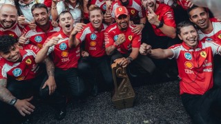 Ferrari - Hamilton szerint Vasseur kőkemény szemlélete hozta fel a Ferrarit