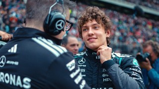 Mercedes - Onboard videón Antonelli zseniális pole köre a Brit Nagydíjról – elképesztő, amit művel