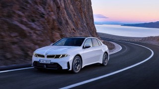 Annyira kapkodnak a BMW új villanyszedánjáért, hogy előrehozták a rendelésnyitást