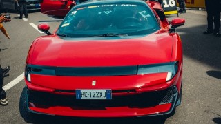 Ferrari - Charles Leclerc nem viccelt, rendesen odalépett az utcai Ferrarinak Monacóban