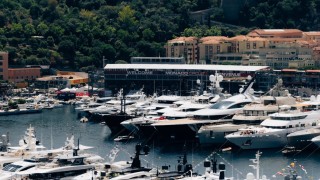 Százmillió eurós luxus a szűk utcákon – ezért a leggazdagabb F1-es helyszín Monaco