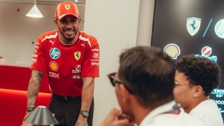 Ferrari - Állva tapsolt Maranello Hamiltonnak, így ünnepelte a Ferrari az első közös győzelmet
