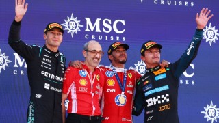 Ferrari - Kamerák előtt fakadt sírva a dobogón a Ferrarival csúcsra érő Hamilton
