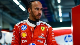 Ferrari - Kiakadt a bírákra a legújabb büntetése után Lewis Hamilton
