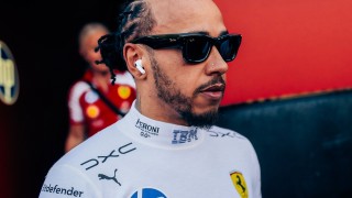 Ferrari - Megható kiegészítővel érkezett a monacói paddockba Lewis Hamilton (fotó)